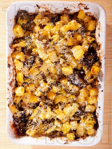 Картофена запеканка с броколи (пресни или замразени) и сирене под фолио на фурна - снимка на рецептата